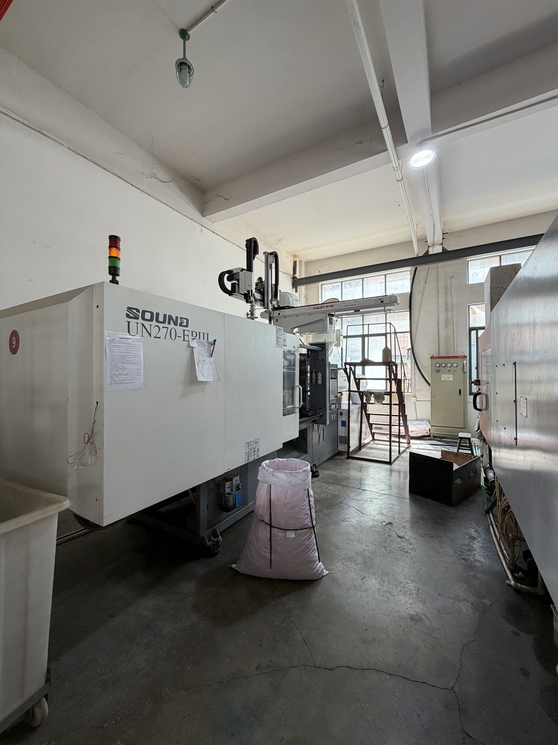 Injection molding machine in the YIHUA workshop
