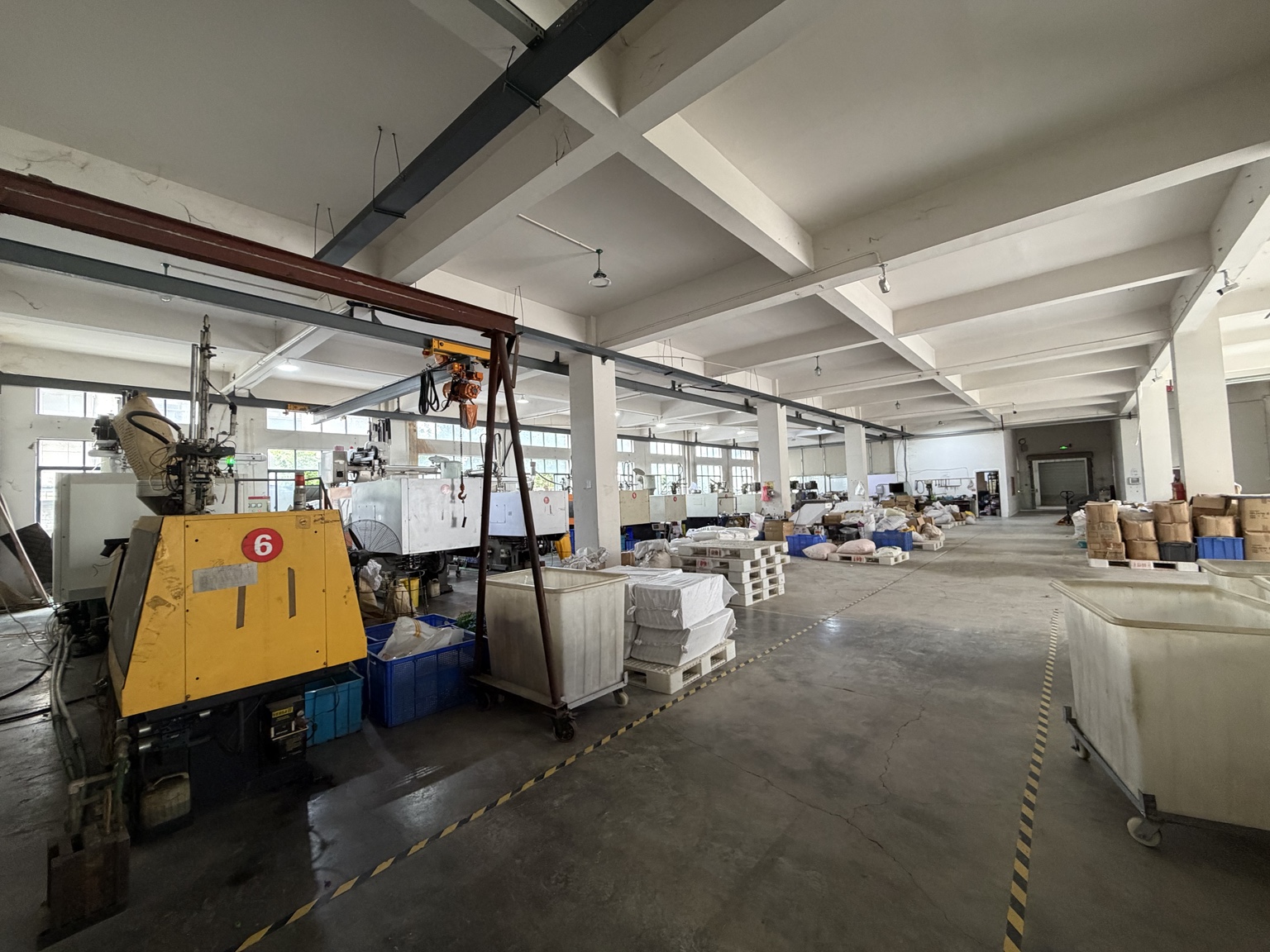 Wide view of YIHUA's injection molding workshop